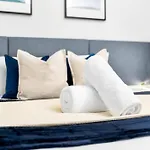 Chic City Centre Apartment - China Town - Balcony - Parking - Wifi - Netflix - 43A