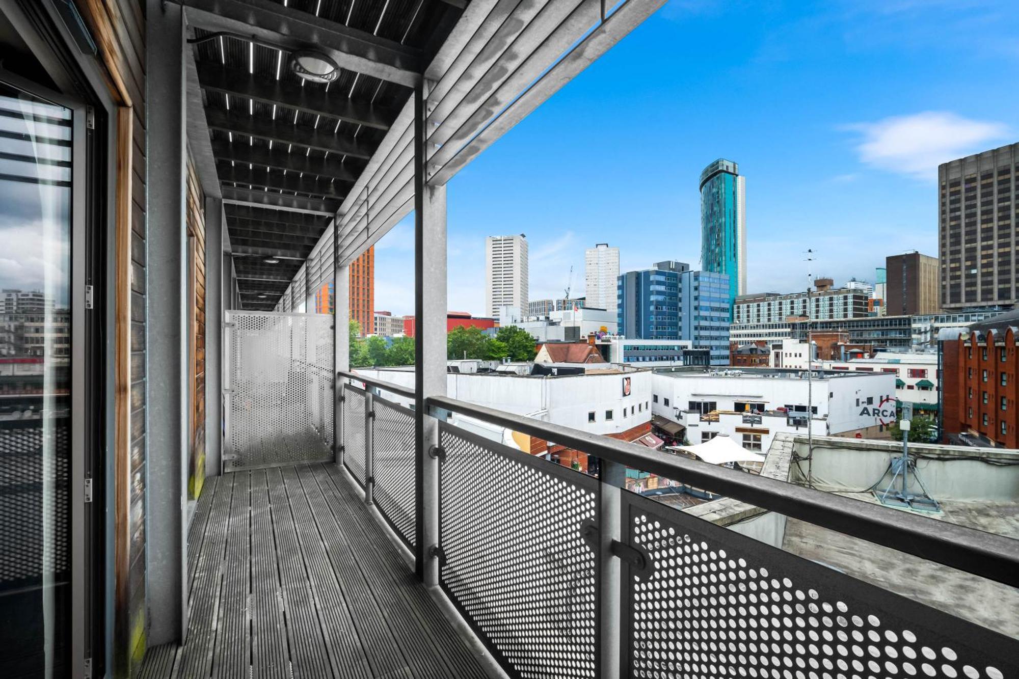 Chic Centre - China Town - Balcony - Parking - Wifi - Netflix - 43a Apartment *
